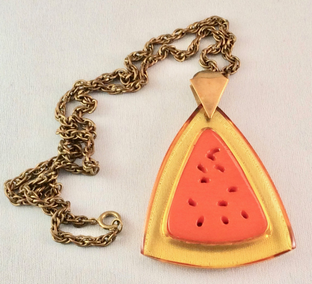 BN23 applejuice & coral bakelite pendant